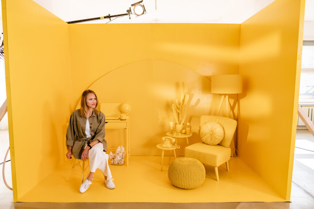Complete room in yellow as a photo set with set walls